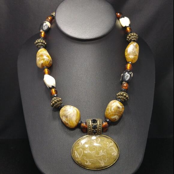 Chico’s Green Enamel Pendant Beaded Necklace Lucite Faux Stone 20 Inch - Picture 12 of 13